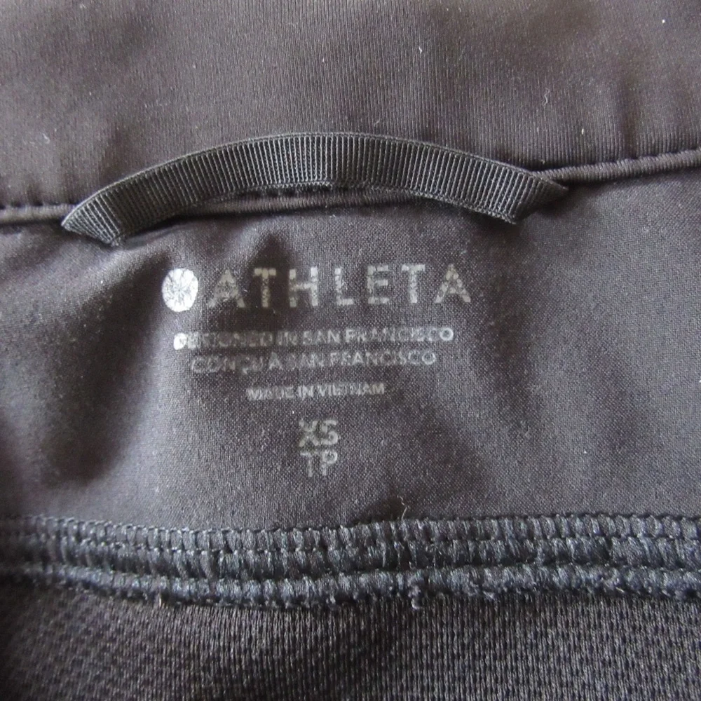 Athleta Run With It Black Jacket XS Athletic Running Stretch Pockets Thumbholes - Picture 10 of 10